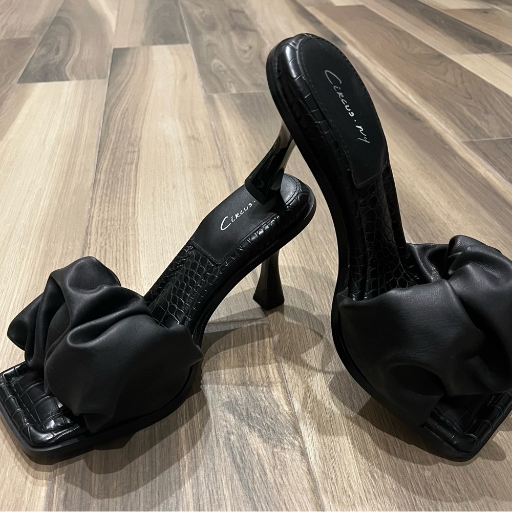 Circus by Sam Edelman Black Heels with Knotted Detail